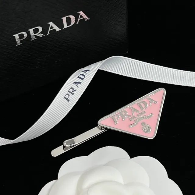Prada Triangle Logo काला सोना त्रिकोणीय इमेल धातु ब्रोच 5