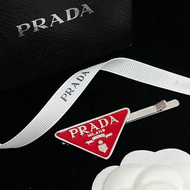Prada Triangle Logo काला सोना त्रिकोणीय इमेल धातु ब्रोच 6