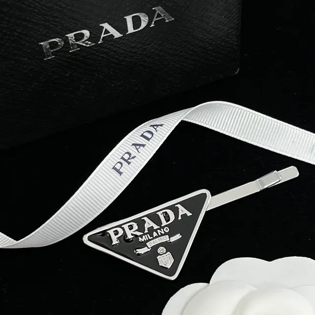 Prada Triangle Logo काला सोना त्रिकोणीय इमेल धातु ब्रोच 7
