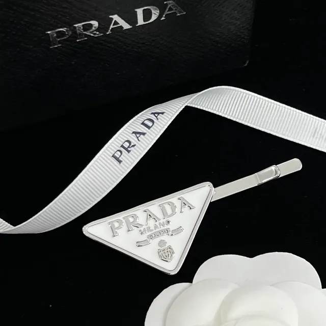 Prada Triangle Logo काला सोना त्रिकोणीय इमेल धातु ब्रोच 8