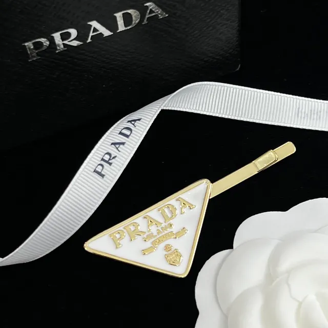Prada Triangle Logo काला सोना त्रिकोणीय इमेल धातु ब्रोच 9