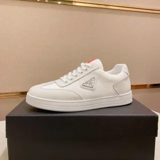 Prada सफेद लाल लो-टॉप टेक्सटाइल और चमड़ा की ऊपरी जीवनशैली जूते