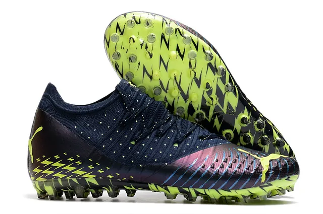 Puma Future Z Chaussures de football orange et jaune avec upper en knit, ajustement sock-fit, cage à lacets intégrée, terrain ferme 24