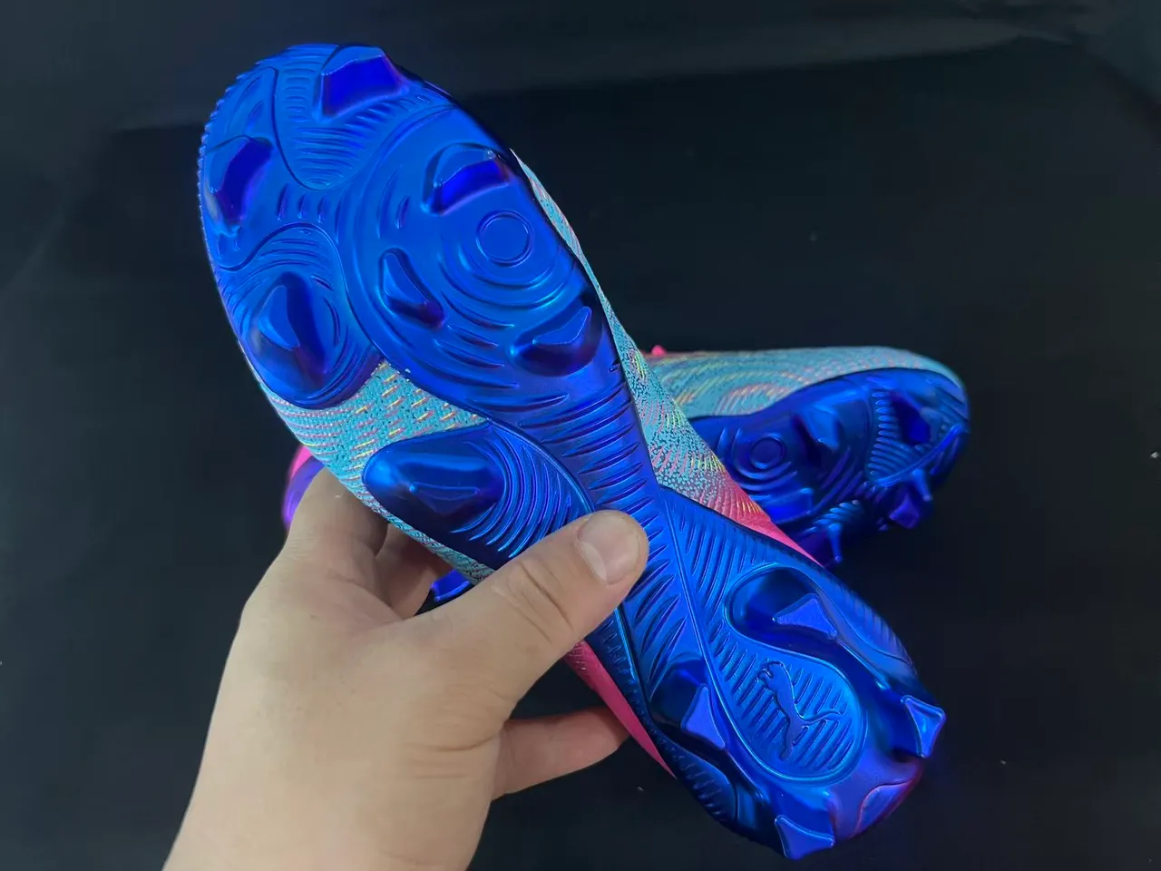 Puma Future Z 粉蓝低帮合成革面渐变配色 Firm-Ground 足球鞋 2