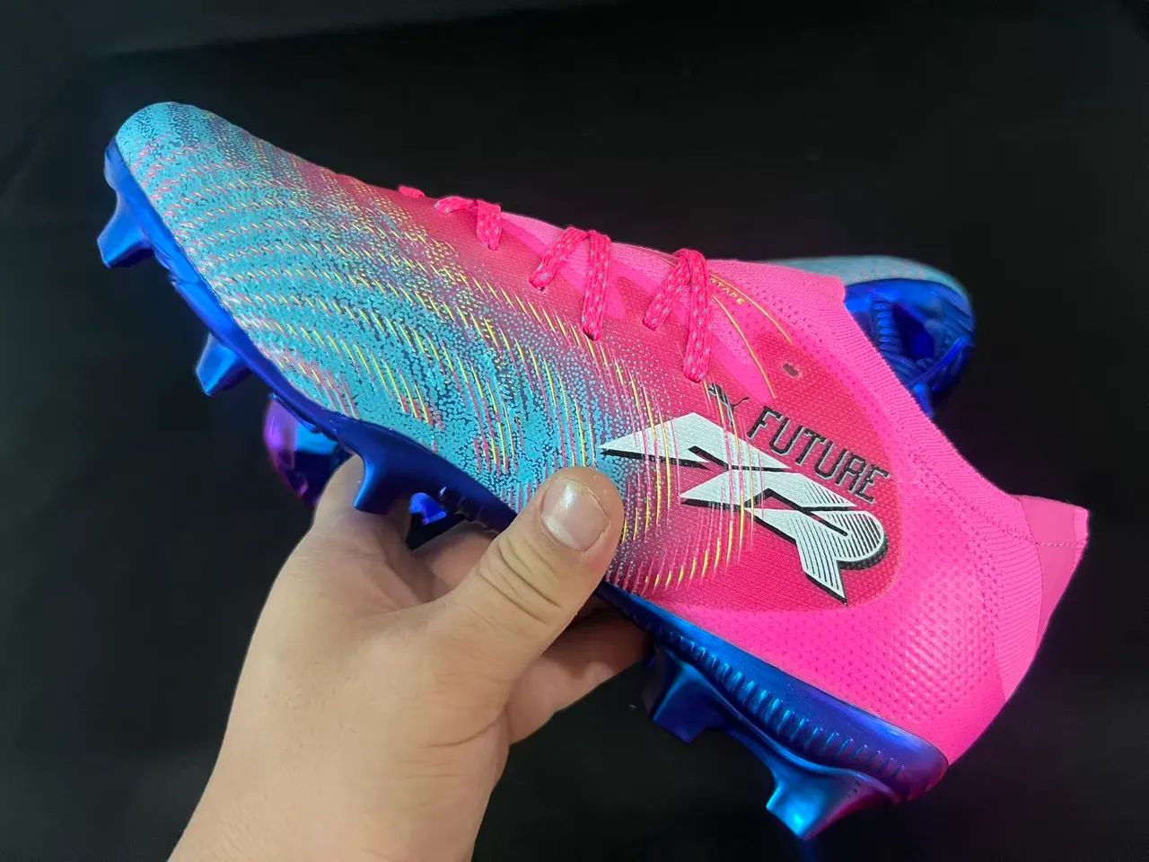 Puma Future Z 粉蓝低帮合成革面渐变配色 Firm-Ground 足球鞋 4
