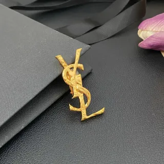 Saint Laurent सोना काला नक्काशीदार मोनोग्राम मुड़ धातु ब्रोच