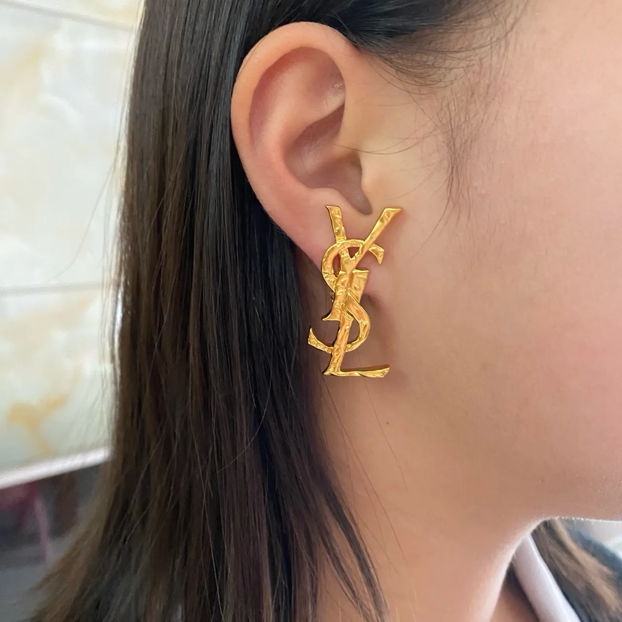 Saint Laurent Broche Dourado Preto Escultido Monograma Torcido Metálico 3