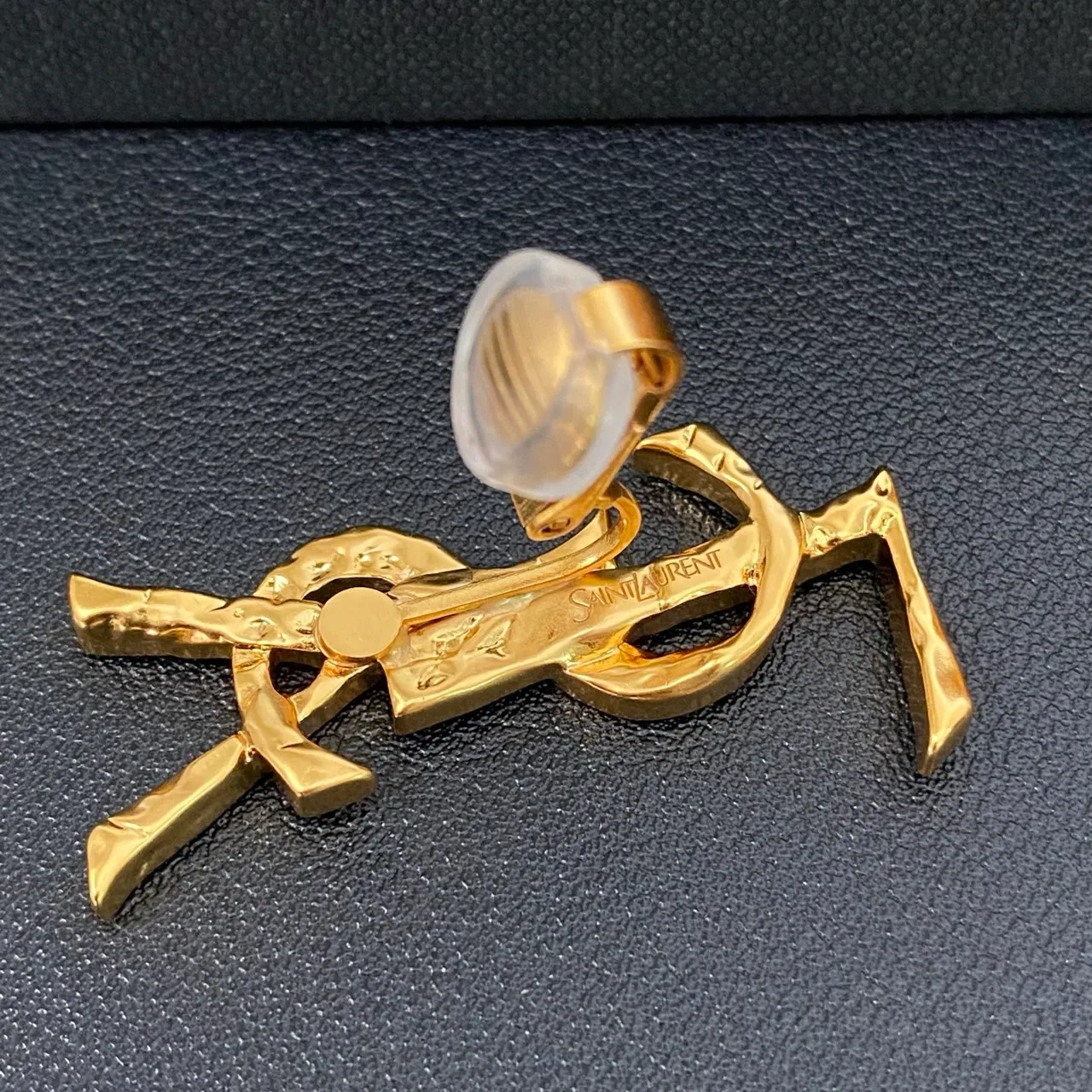 Saint Laurent Broche Dourado Preto Escultido Monograma Torcido Metálico 4
