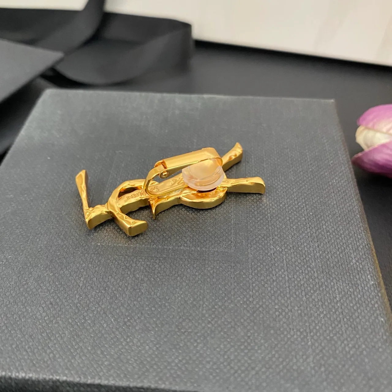 Saint Laurent Broche Dourado Preto Escultido Monograma Torcido Metálico 5
