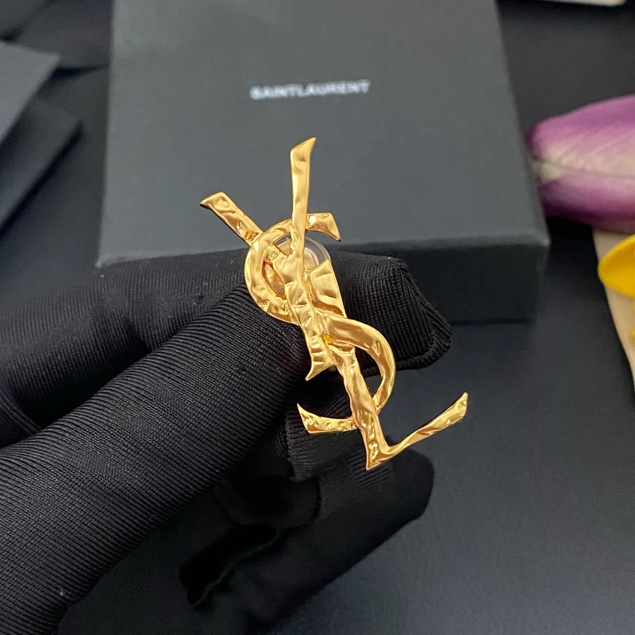 Saint Laurent Broche Dourado Preto Escultido Monograma Torcido Metálico 6