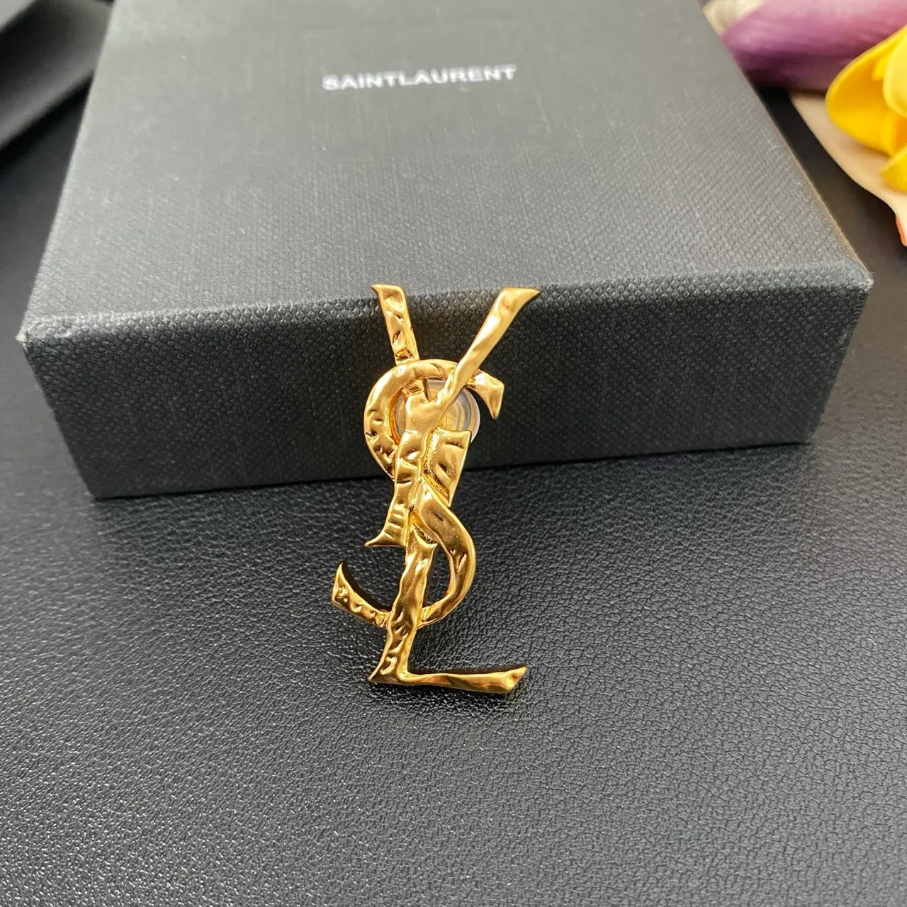 Saint Laurent Broche Dourado Preto Escultido Monograma Torcido Metálico 7