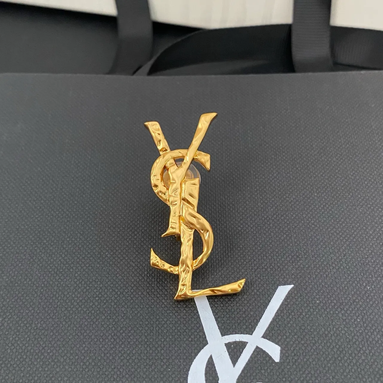 Saint Laurent Broche Dourado Preto Escultido Monograma Torcido Metálico 8