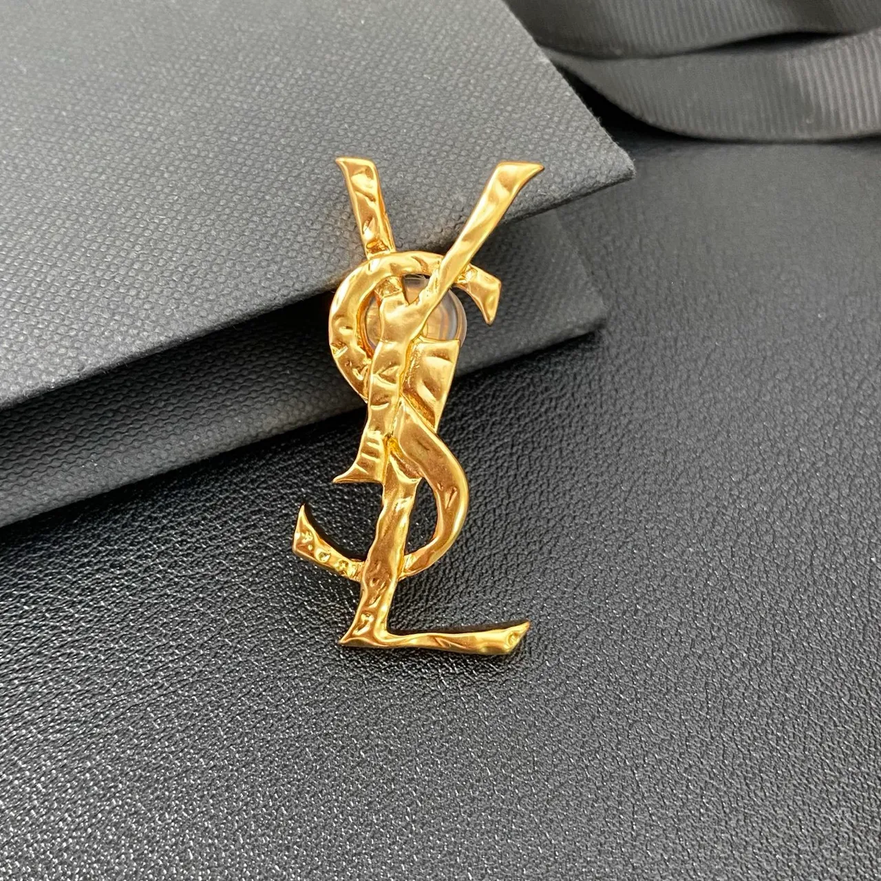 Saint Laurent Broche Dourado Preto Escultido Monograma Torcido Metálico 9