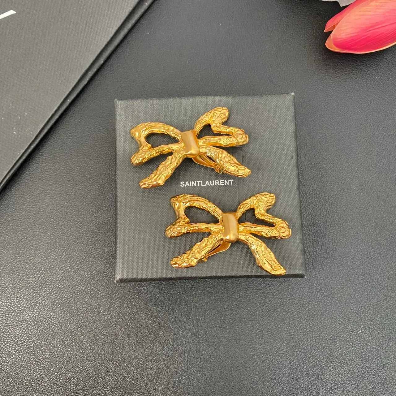 Saint Laurent गोल्ड स्कल्प्टेड बो टेक्सचर्ड मेटल बालियां 5