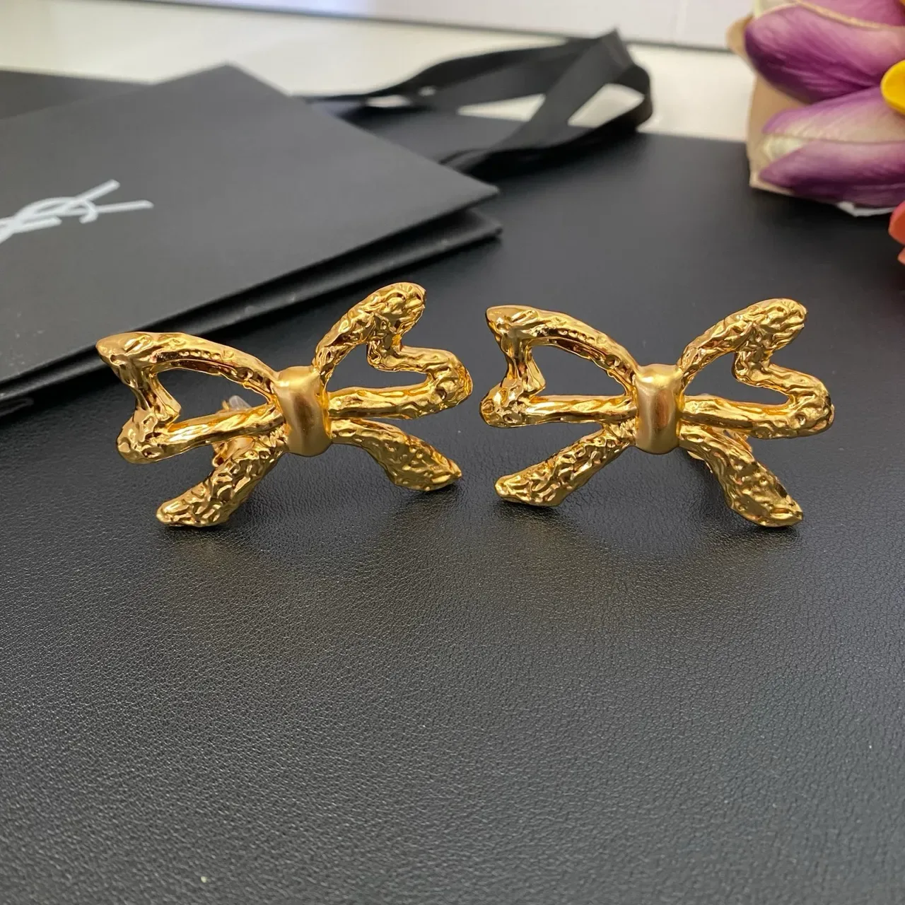 Saint Laurent गोल्ड स्कल्प्टेड बो टेक्सचर्ड मेटल बालियां 7