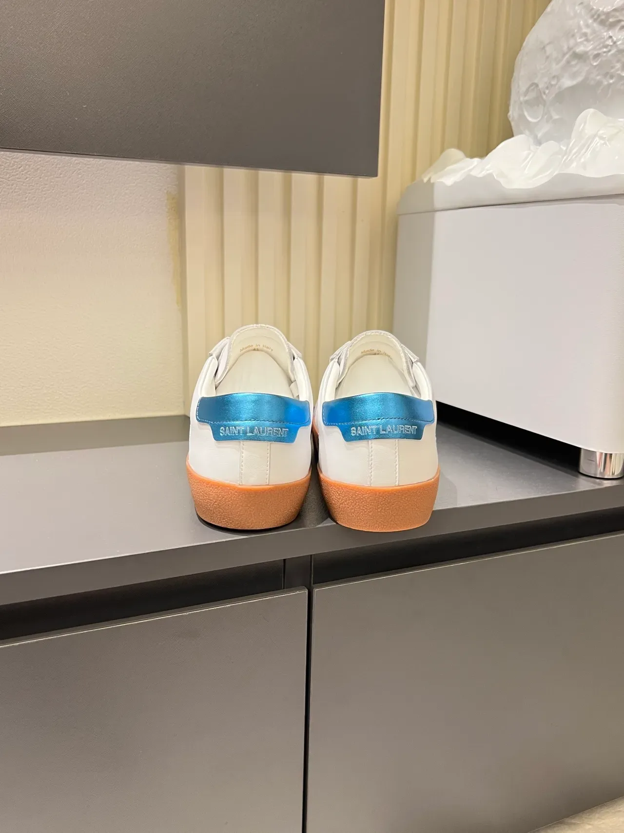Saint Laurent Sneaker Lifestyle Blanco Azul Cuero Superior Bordado a Mano Logo Sneakers Lifestyle 2