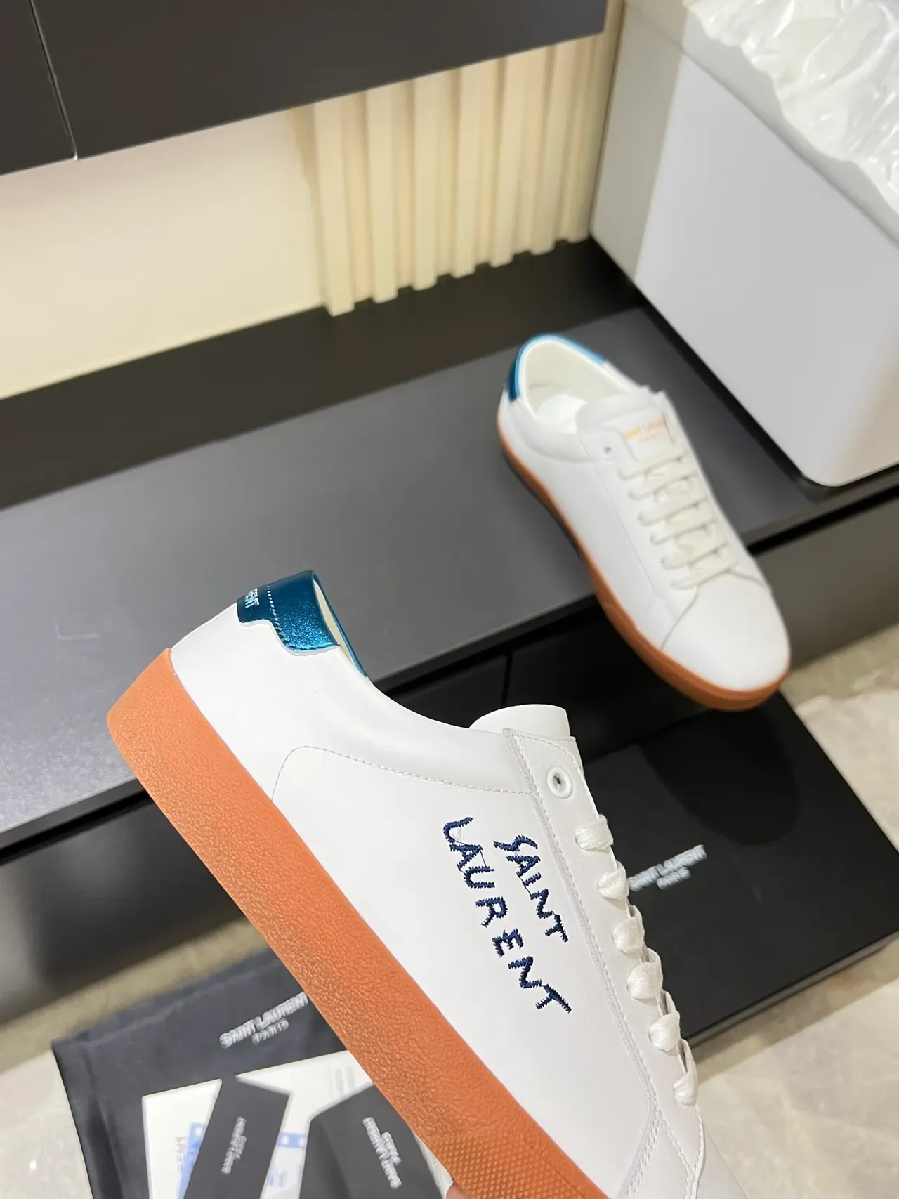 Saint Laurent Sneaker Lifestyle Blanco Azul Cuero Superior Bordado a Mano Logo Sneakers Lifestyle 3