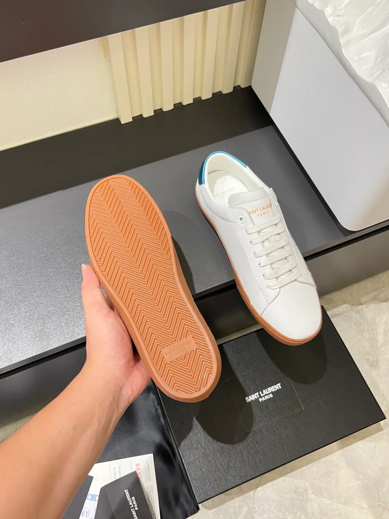 Saint Laurent Sneaker Lifestyle Blanco Azul Cuero Superior Bordado a Mano Logo Sneakers Lifestyle 4