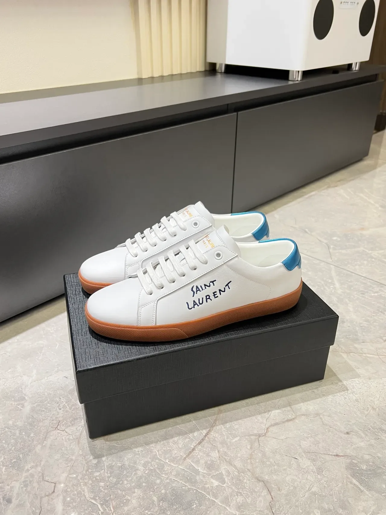 Saint Laurent Sneaker Lifestyle Blanco Azul Cuero Superior Bordado a Mano Logo Sneakers Lifestyle 5