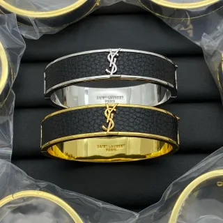 Saint Laurent Loulou काली टेक्स्चर्ड बैंड हिंग्ड कफ ब्रेसलेट्स