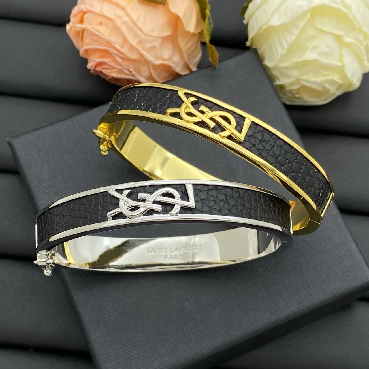 सेंट लॉरेंट Monogram Bangle काला सोना Plaque टेक्स्चर्ड बैंड ब्रेसलेट 2