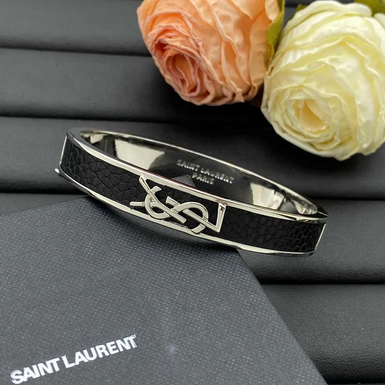 सेंट लॉरेंट Monogram Bangle काला सोना Plaque टेक्स्चर्ड बैंड ब्रेसलेट 3