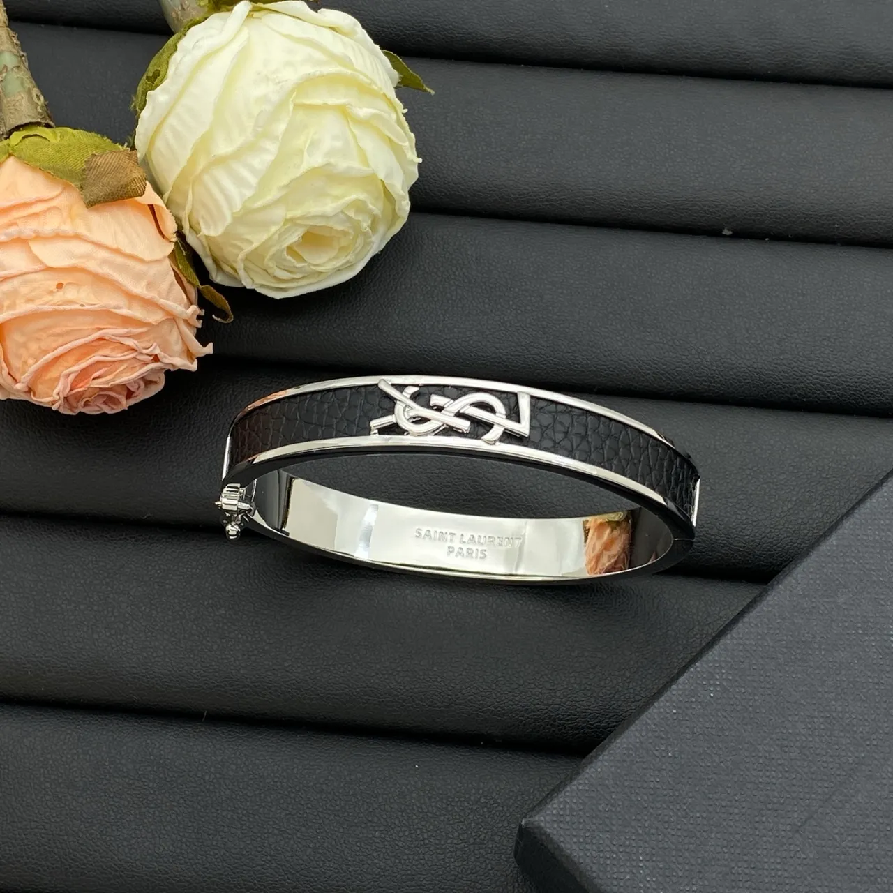 सेंट लॉरेंट Monogram Bangle काला सोना Plaque टेक्स्चर्ड बैंड ब्रेसलेट 4