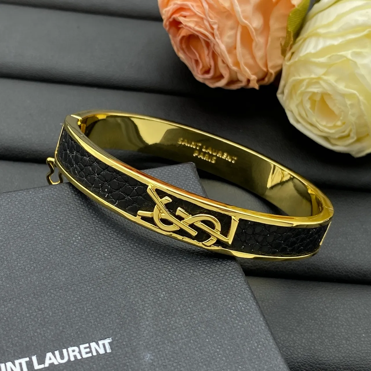 सेंट लॉरेंट Monogram Bangle काला सोना Plaque टेक्स्चर्ड बैंड ब्रेसलेट 5