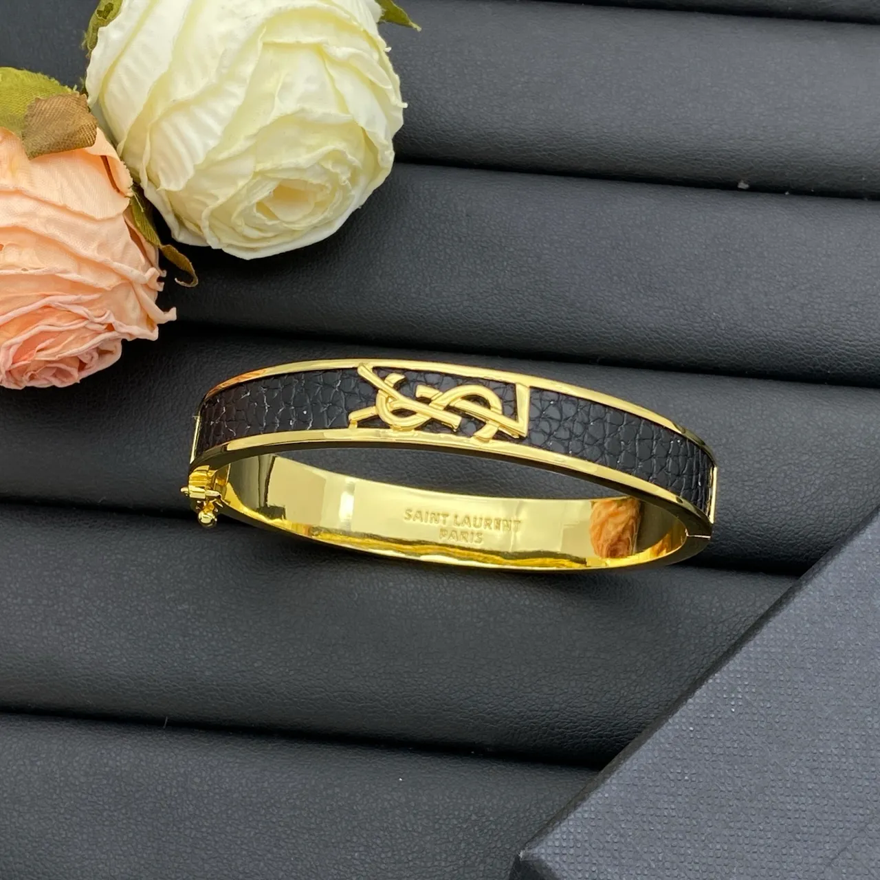 सेंट लॉरेंट Monogram Bangle काला सोना Plaque टेक्स्चर्ड बैंड ब्रेसलेट 6