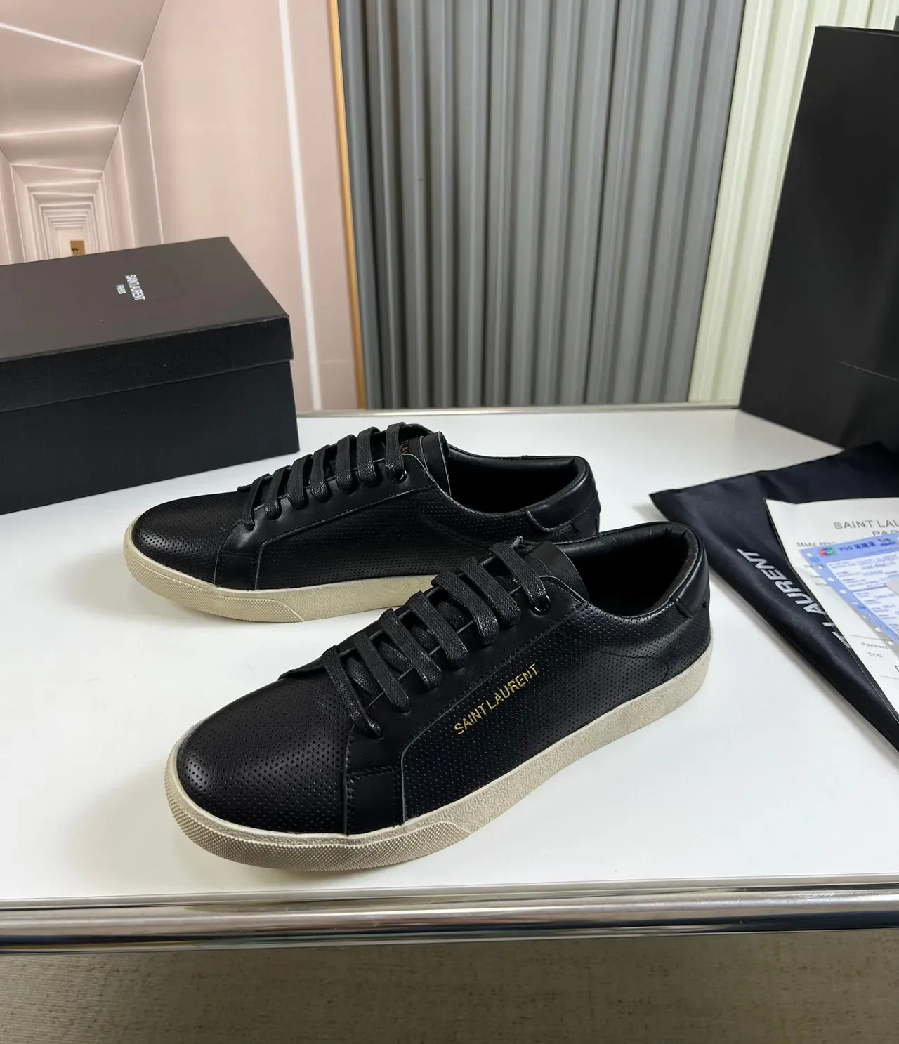 Saint Laurent Niki Black Beige পারফোরেটেড লেদার উপরের অংশ Gold Logo Branding লाइफस्टाइল স্নिकার্স 2