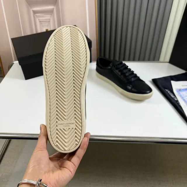 Saint Laurent Niki Black Beige পারফোরেটেড লেদার উপরের অংশ Gold Logo Branding লाइफस्टाइল স্নिकার্স 3