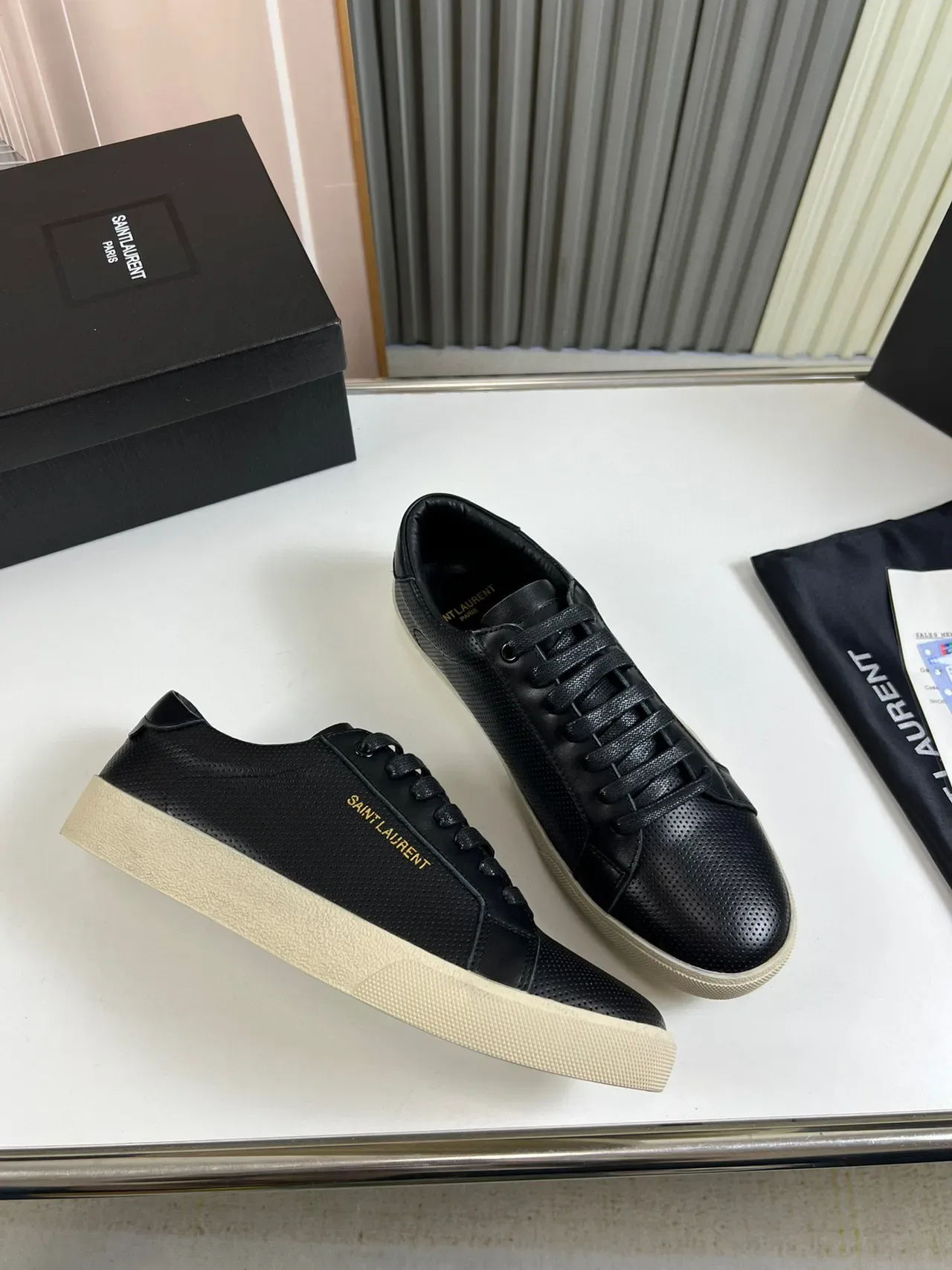 Saint Laurent Niki Black Beige পারফোরেটেড লেদার উপরের অংশ Gold Logo Branding লाइफस्टाइল স্নिकার্স 5