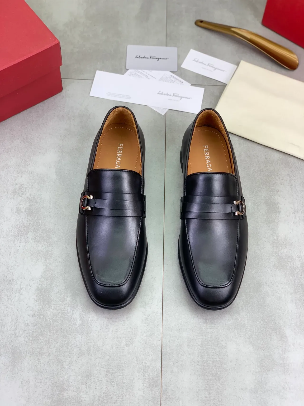 Salvatore Ferragamo Gancini Mocassins en cuir noir à bout carré 4
