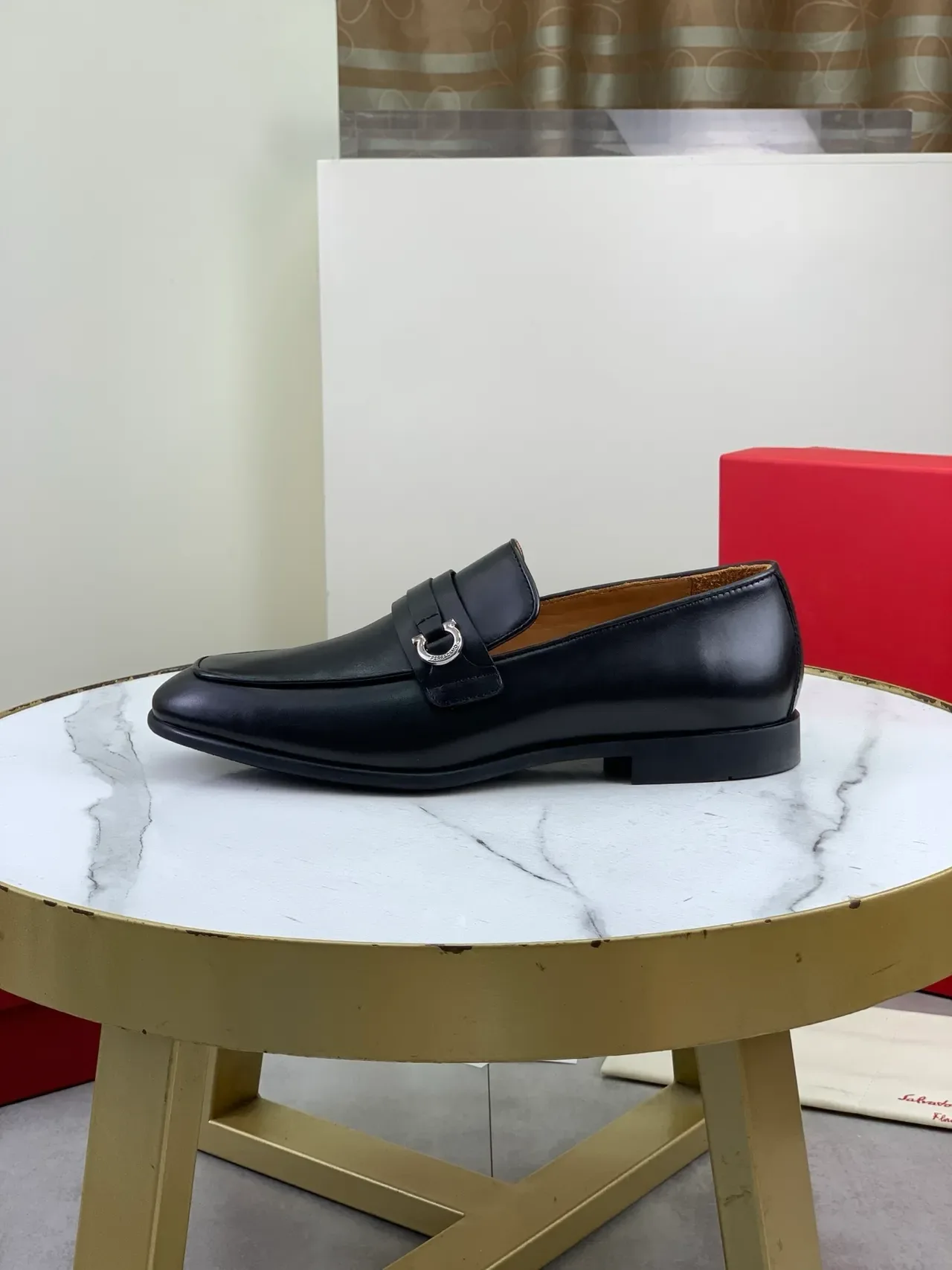 Salvatore Ferragamo Gancini Mocassins en cuir noir à bout carré 5