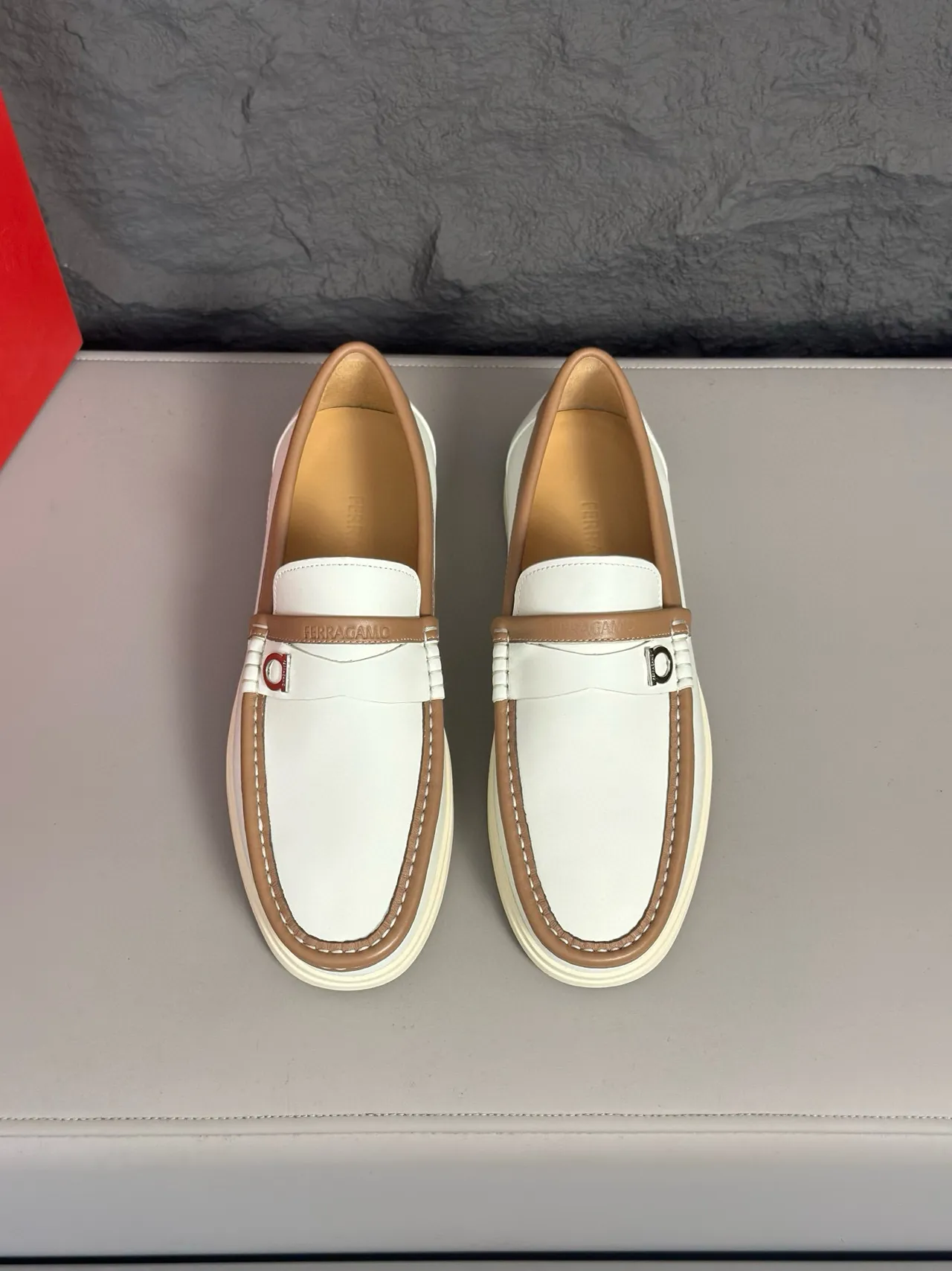 Salvatore Ferragamo Gancini أحذية لوفر جلد أبيض و بني فاتح 2