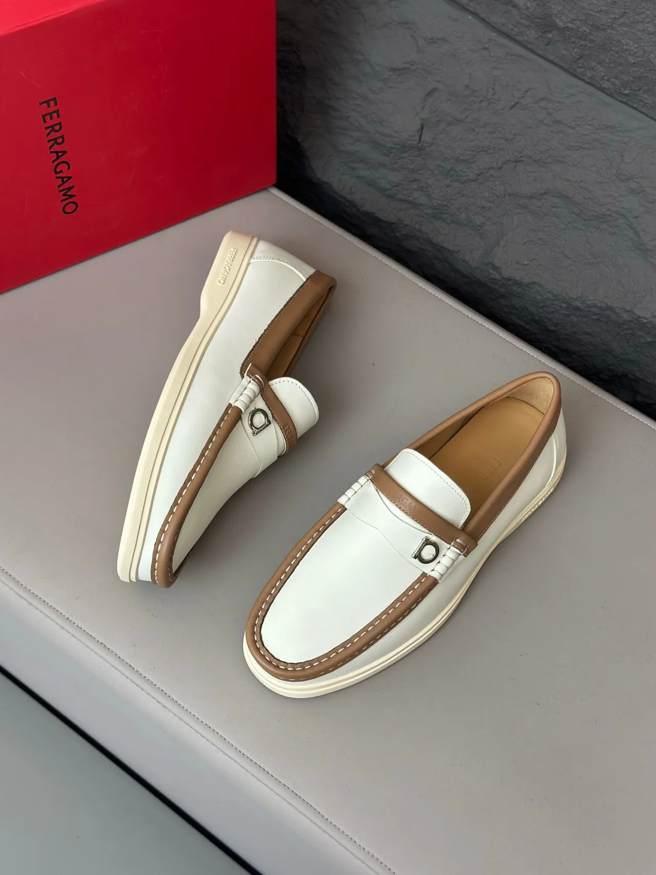 Salvatore Ferragamo Gancini أحذية لوفر جلد أبيض و بني فاتح 3