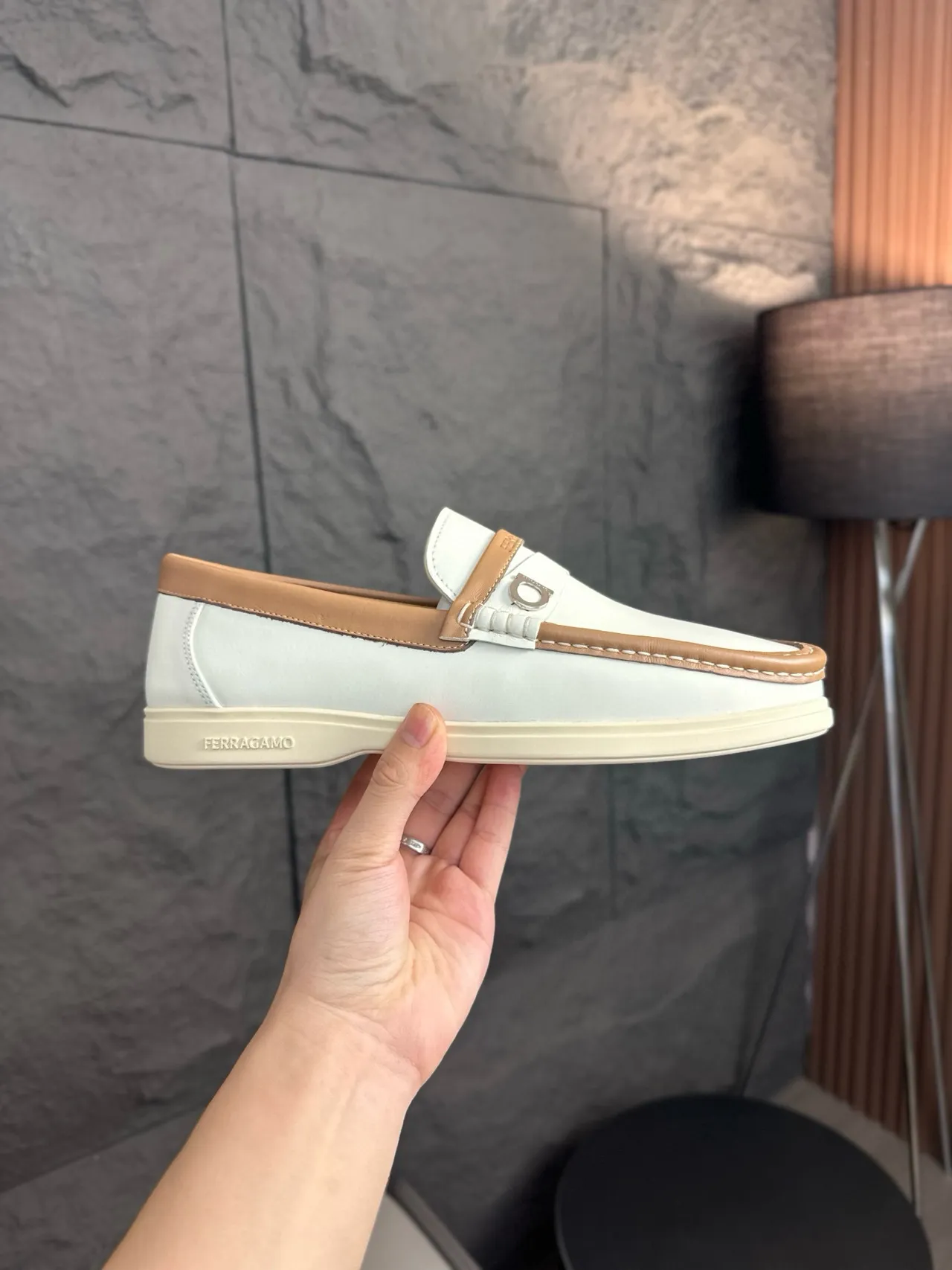 Salvatore Ferragamo Gancini أحذية لوفر جلد أبيض و بني فاتح 4