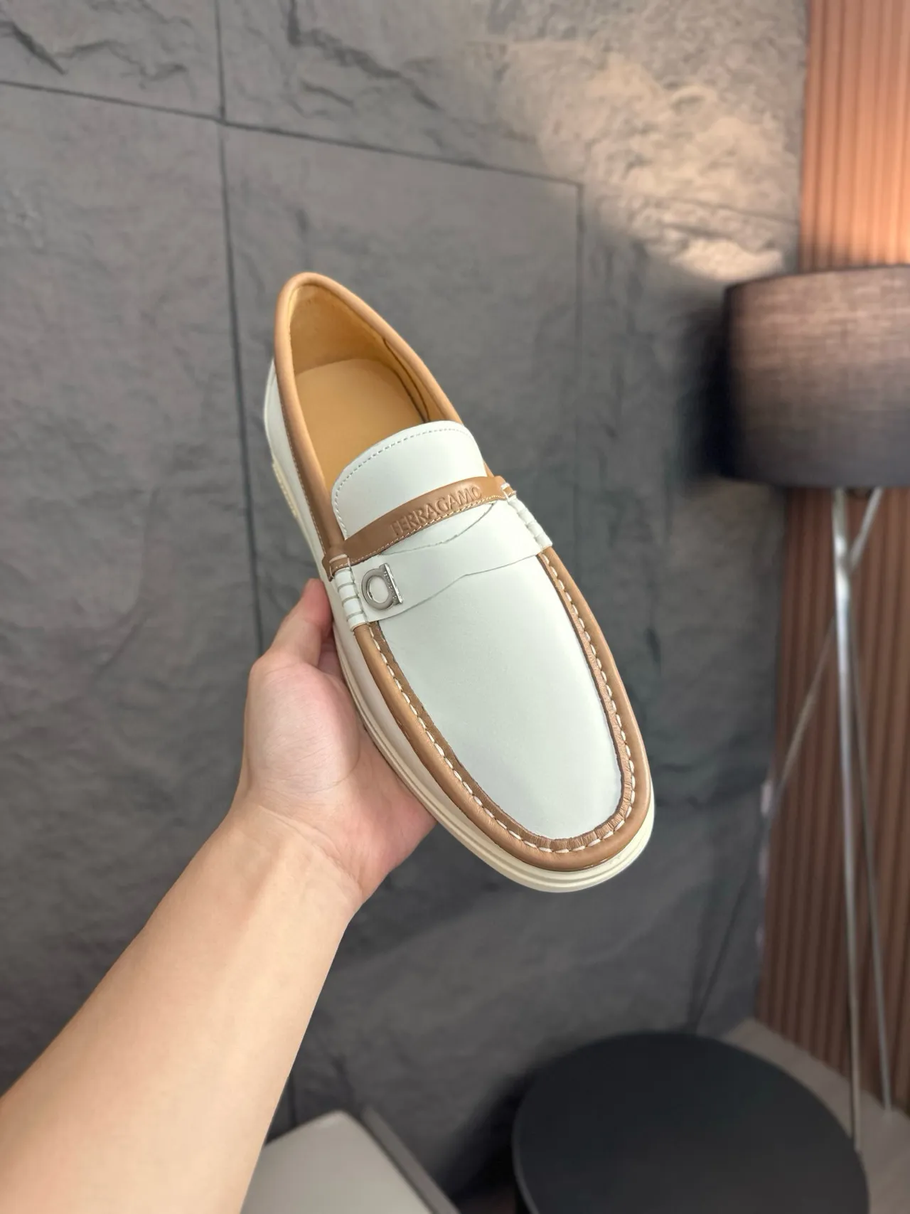 Salvatore Ferragamo Gancini أحذية لوفر جلد أبيض و بني فاتح 5