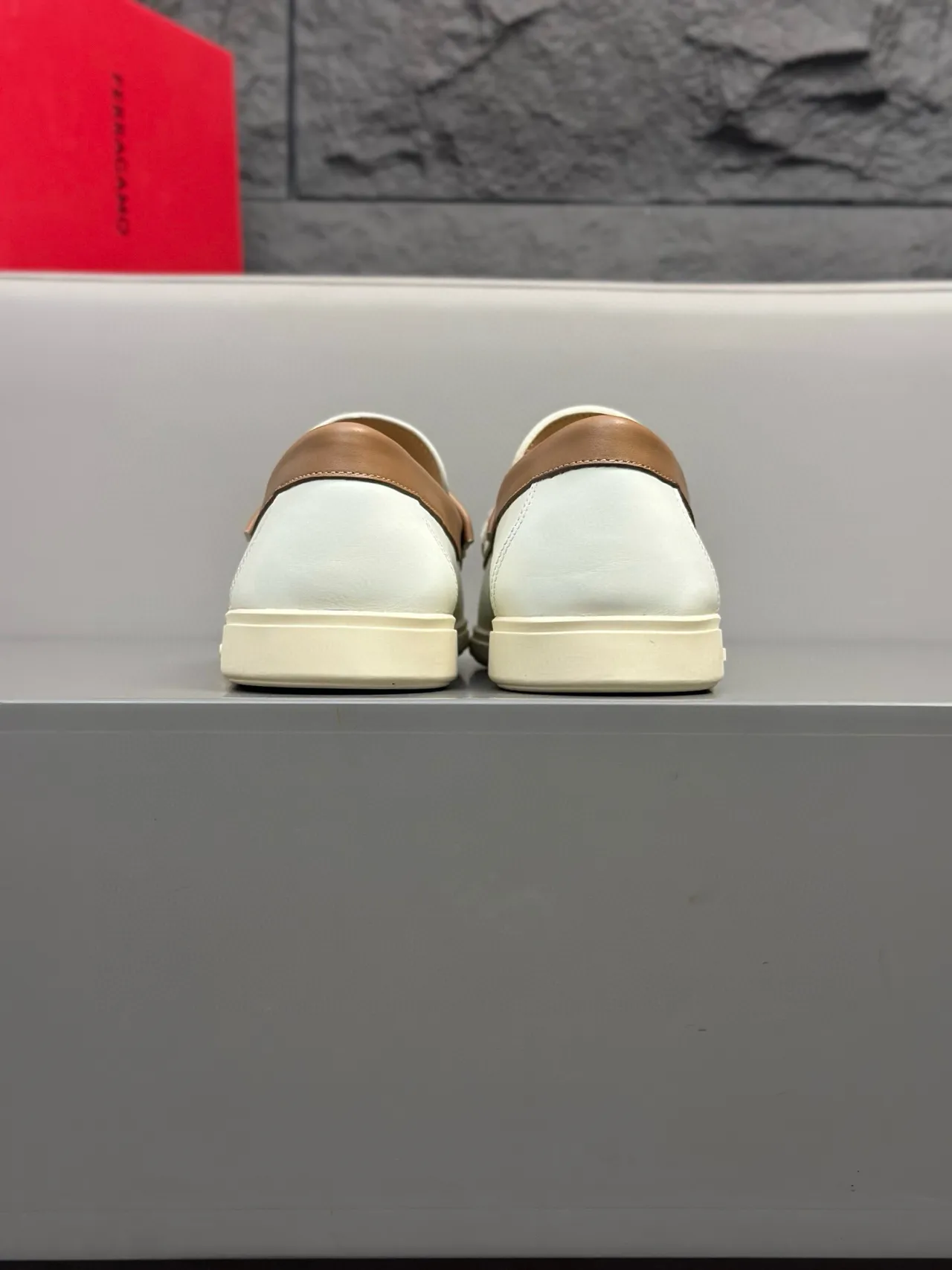 Salvatore Ferragamo Gancini أحذية لوفر جلد أبيض و بني فاتح 7