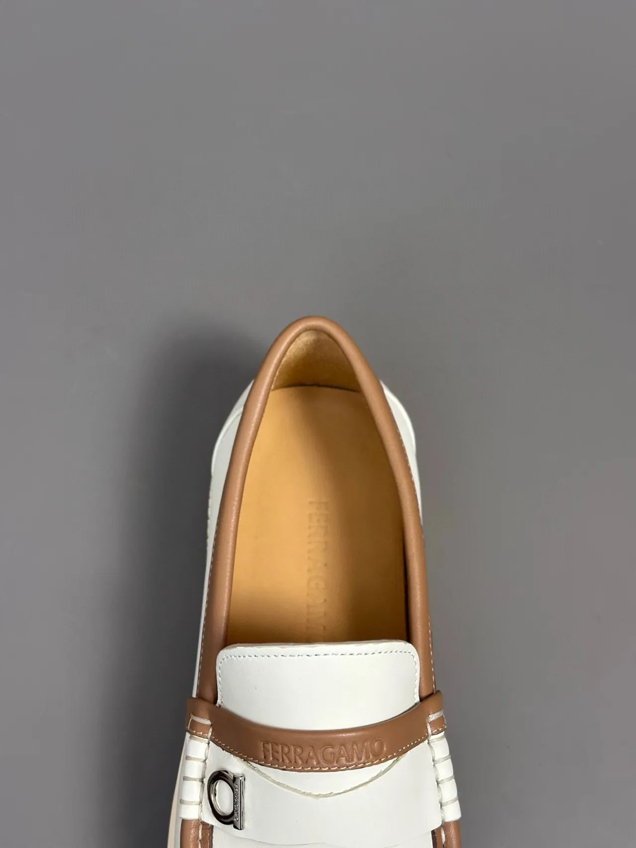 Salvatore Ferragamo Gancini أحذية لوفر جلد أبيض و بني فاتح 8