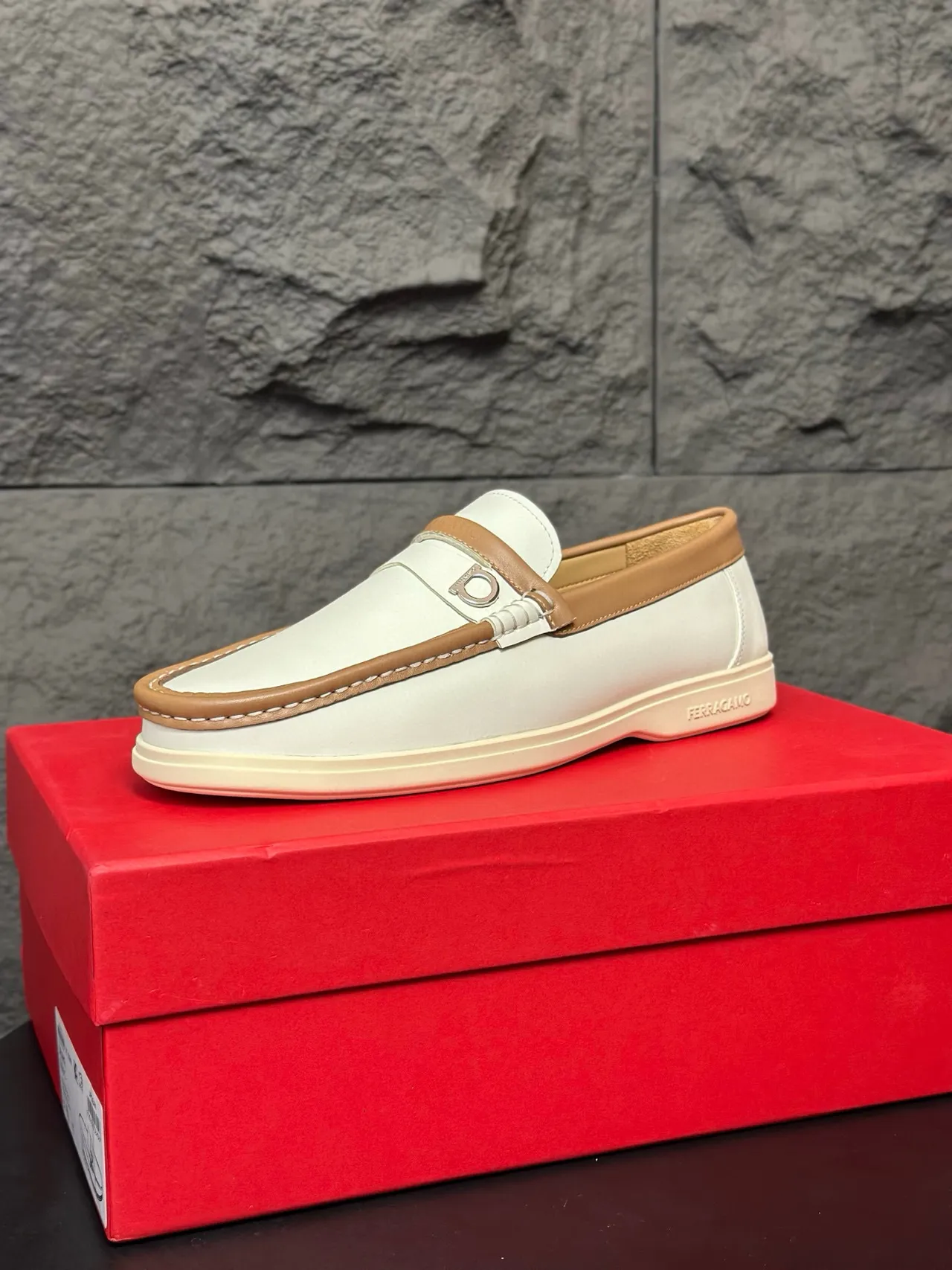 Salvatore Ferragamo Gancini أحذية لوفر جلد أبيض و بني فاتح 9