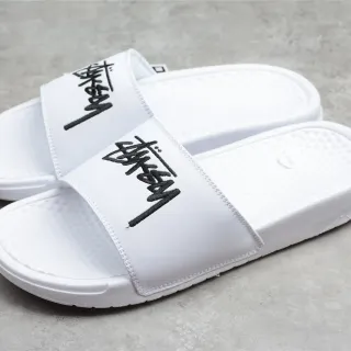 Stussy Chinelos Brancos e Pretos de Uma Tirante com Logo Bordado