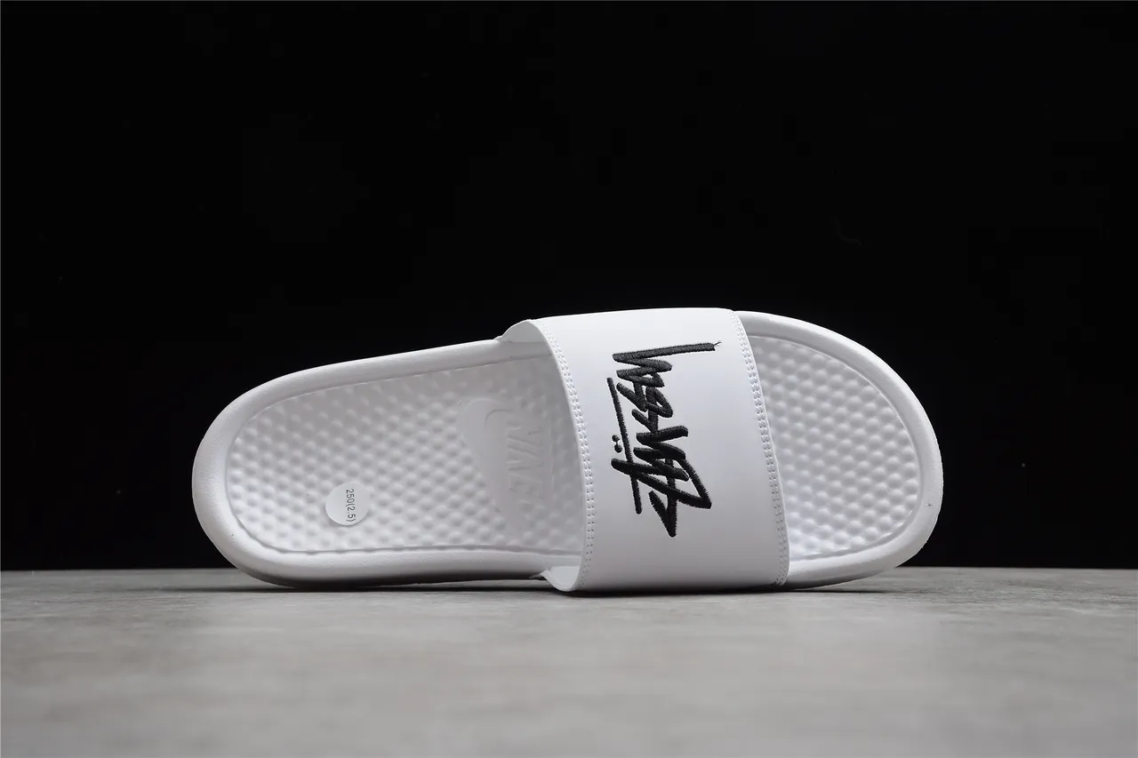 Stussy সাদা কালো সিঙ্গেল স্ট্র্যাপ এমব্রয়ডারি লোগো স্লিপার 4