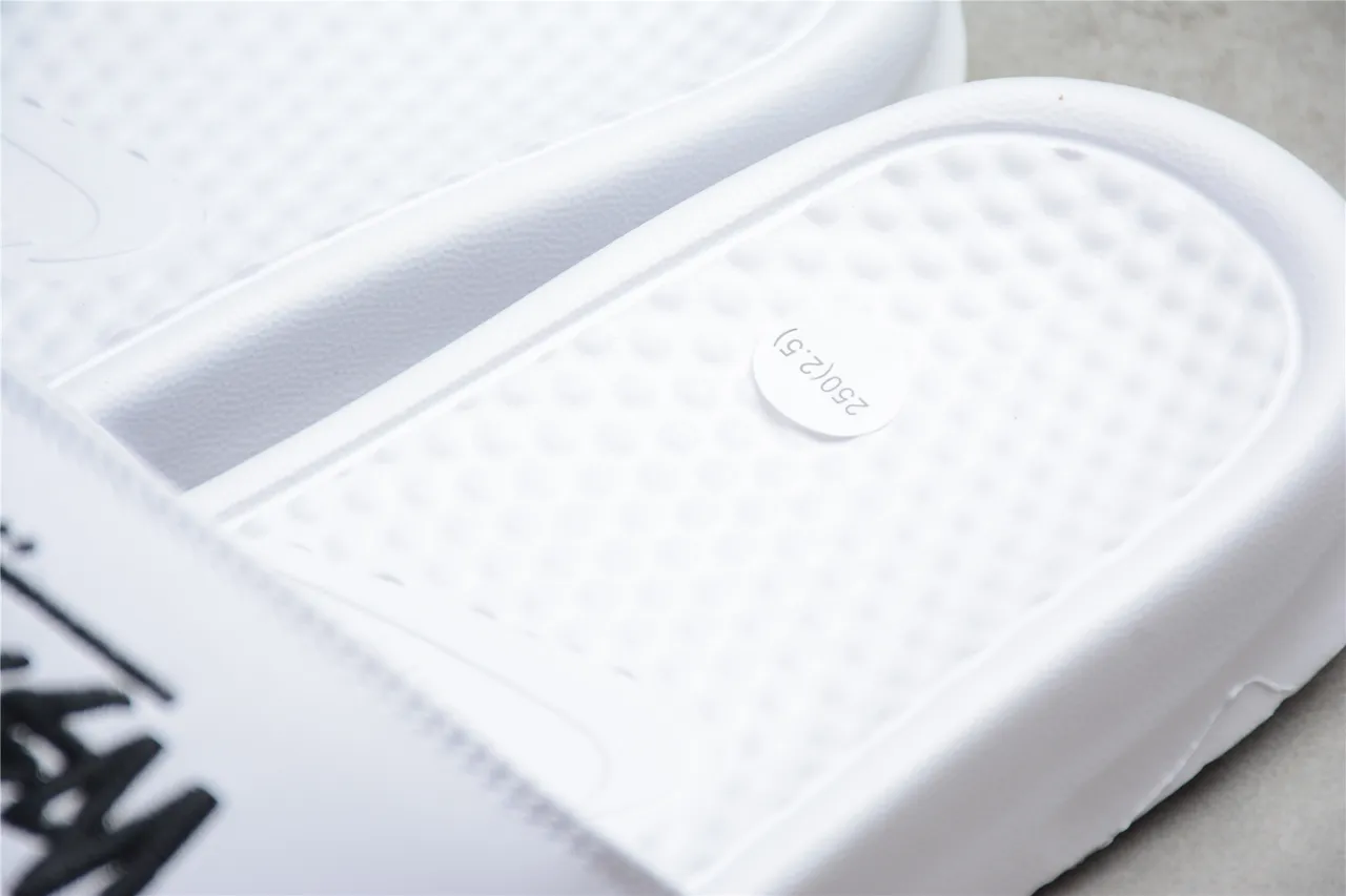 Stussy সাদা কালো সিঙ্গেল স্ট্র্যাপ এমব্রয়ডারি লোগো স্লিপার 10