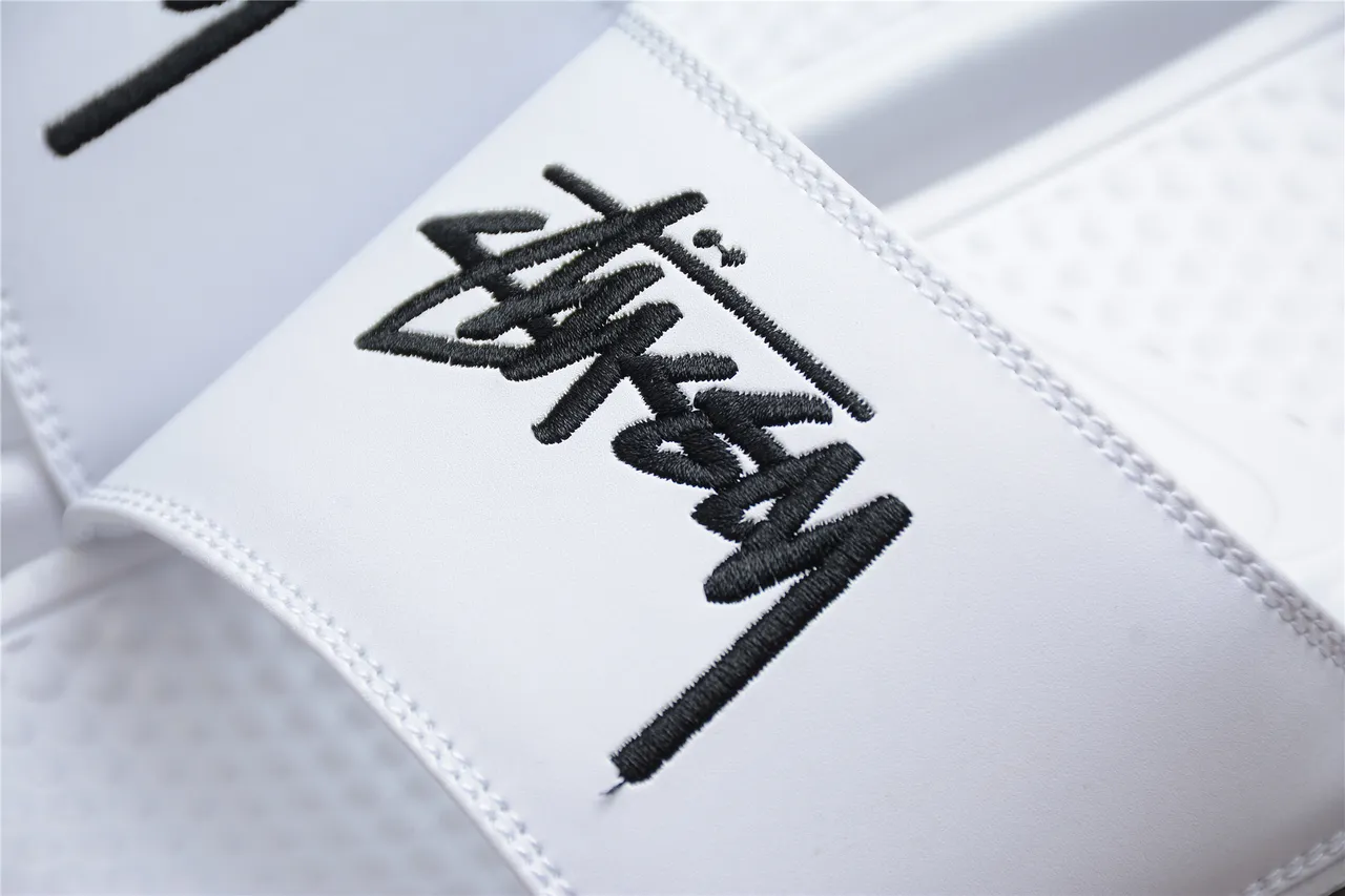 Stussy সাদা কালো সিঙ্গেল স্ট্র্যাপ এমব্রয়ডারি লোগো স্লিপার 11