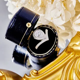 Tiffany & Co. सफेद सोना पीच आकार का केंद्र हीरा V-Split Pavé बैंड रिंग