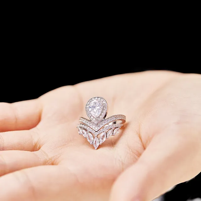 Tiffany & Co. সাদা সোনার পিয়ার আকৃতির কেন্দ্রীয় হীরা V-Split Pavé ব্যান্ড রিং 2
