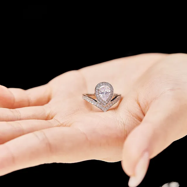 Tiffany & Co. সাদা সোনার পিয়ার আকৃতির কেন্দ্রীয় হীরা V-Split Pavé ব্যান্ড রিং 3