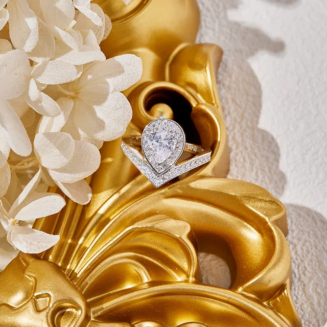 Tiffany & Co. সাদা সোনার পিয়ার আকৃতির কেন্দ্রীয় হীরা V-Split Pavé ব্যান্ড রিং 4