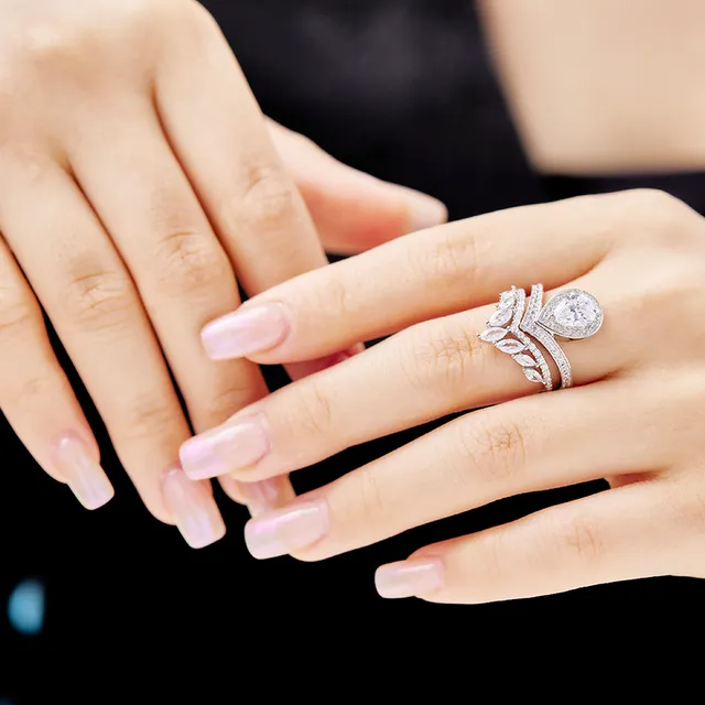Tiffany & Co. সাদা সোনার পিয়ার আকৃতির কেন্দ্রীয় হীরা V-Split Pavé ব্যান্ড রিং 5